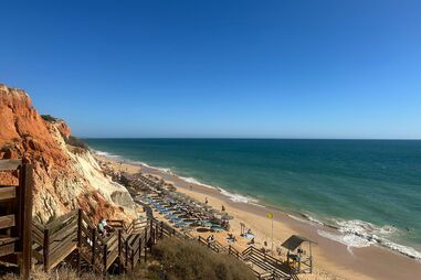 Nadador-salvador esfaqueado por instrutor de surf durante discussão em praia de Albufeira