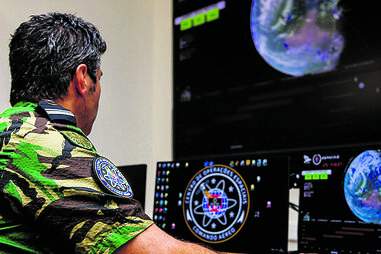 Militar no Centro de Operações Espaciais da Força Aérea 