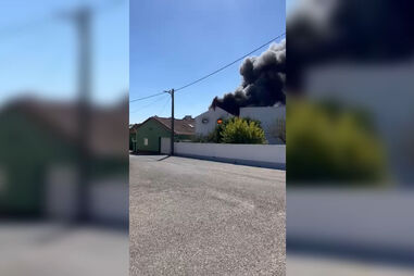 Incêndio consome armazém na Lourinhã