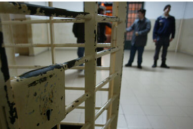 Visita sem uma perna mete telemóveis nas cadeias