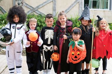 Crianças celebram o Halloween com disfarces de personagens icónicas.
