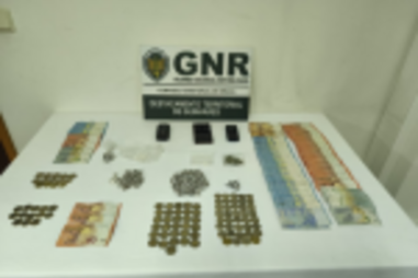 GNR apreende droga e dinheiro a suspeitos de tráfico após denúncia de furto