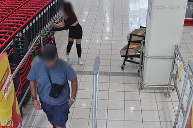 Imagens de videovigilância captam trio a furtar em supermercado de Viana do Castelo com BMW roubado