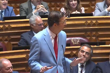 O momento em que deputado do PSD arrasa de forma cómica bancada do Chega no Parlamento
