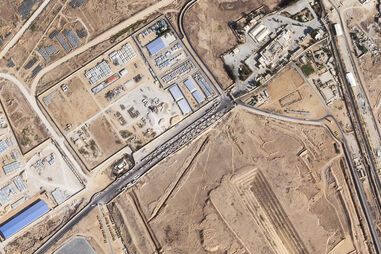 Imagem de satélite mostra camiões alinhados no lado egípcio da passagem fronteiriça de Rafah com a Faixa de Gaza