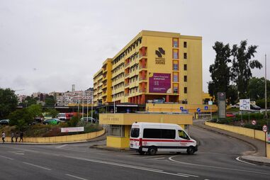 Profissional de saúde presta serviço no Hospital de Santo André, em Leiria