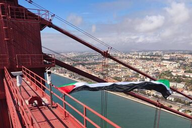 PSP detém ativista que subiu Ponte 25 de Abril com bandeiras da Palestina