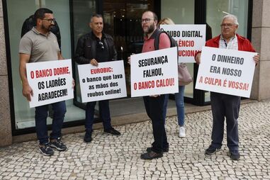 Clientes do Eurobic/Abanca protestam contra o banco em Lisboa após fraude