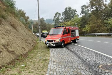 Condutora sai ilesa após despiste e capotamento em Arcos de Valdevez