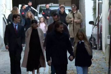 Filhos de Sarkozy juntam-se a apoiantes do pai antes da partida do ex-presidente francês para a prisão  