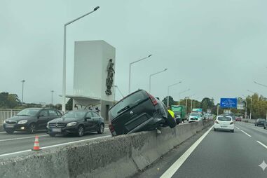 Um ferido em colisão entre carro e camião na Ponte da Arrábida no Porto