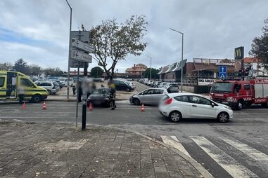 Jovem de 20 anos ferida em colisão entre dois carros em Aveiro