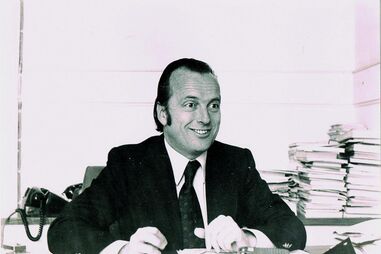 Francisco Pinto Balsemão na redação de um jornal