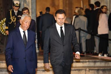Marcelo Rebelo de Sousa e Luís Montenegro no velório de Pinto Balsemão, nos Jerónimos