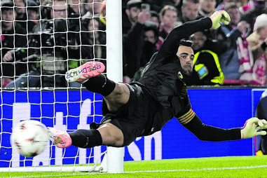 Penáltis derrubam dragões