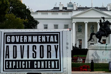 Bordalo II apresenta obra provocatória em frente à Casa Branca  