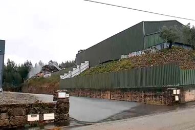 Bombeiro com ferimentos ligeiros em incêndio numa sucata em Viseu