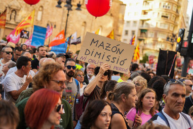 Milhares marcham em Valência exigindo demissão do presidente do governo regional