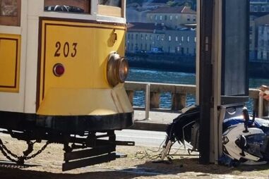 Dois feridos após colisão entre mota e bicicleta no Porto