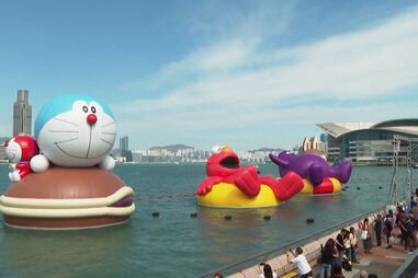 Do Doraemon ao Elmo: Insufláveis gigantes de desenhos animados flutuam em porto em Hong Kong 