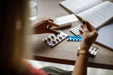 Organize a farmácia de casa com segurança, evite riscos e proteja a família