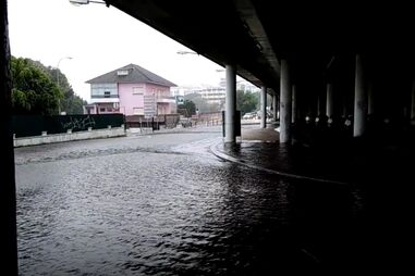 Inundações na Rotunda da Tercena, Oeiras, após chuva forte em Lisboa