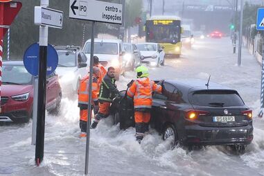 Cheias em Lisboa causam caos e obrigam ao resgate de pessoas em Oeiras