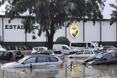 Chuva intensa deixa carros praticamente submersos no concelho de Faro