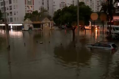 Chuva intensa chega a Faro e deixa ruas inundadas, estradas alagadas e carros praticamente submersos