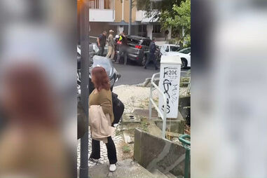 Populares levantam veículo para retirar pessoa atropelada debaixo de carro após acidente com autocarro da Carris