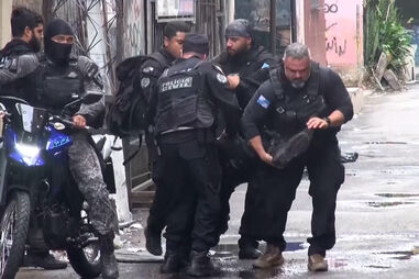 Imagens mostram elementos da polícia brasileira a socorrer outro agente ferido após megaoperação no Rio de Janeiro 