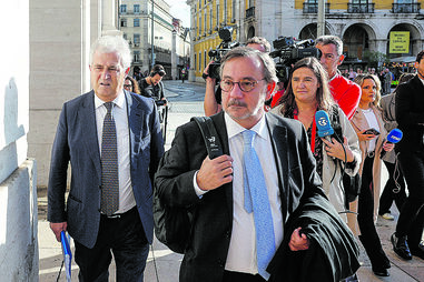 Vaz das Neves (à esquerda), que era presidente da Relação de Lisboa, chegou com o advogado Miguel Matias