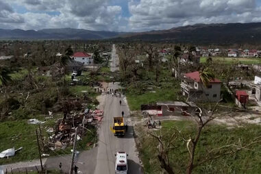 Imagens de drone mostram escombros e árvores derrubadas após passagem do furacão Melissa na Jamaica