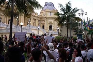 Protestos no Brasil após operação policial matar mais de 130 pessoas 