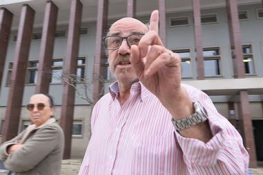 Senhorio lamenta mortes em quarto alugado e iliba companheira de responsabilidade.