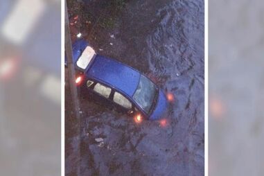 Carro fica praticamente submerso após despiste na VCI no Porto. Estrada está alagada