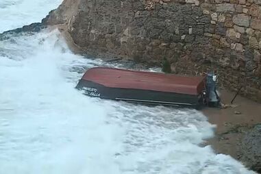 Embarcação afunda em Cascais e faz dois feridos ligeiros