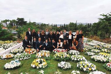 Família de Balsemão reunida no cemitério após a morte do patriarca