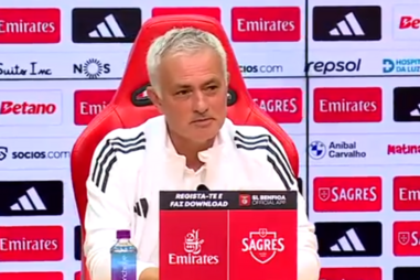 Mourinho brinca com Pedro Neves de Sousa: «Ou pagam-te muito bem ou és uma máquina»