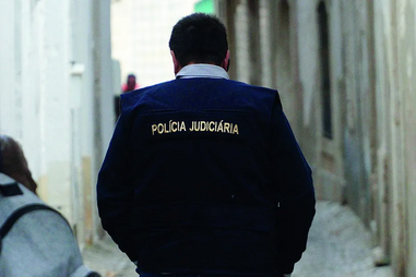 Homem enterra a mãe no quintal da casa onde viviam na Póvoa do Lanhoso e confessa ao irmão