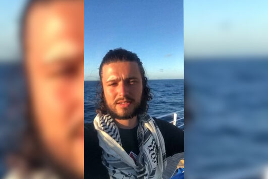 Flotilha entra na zona de risco com destino à Faixa de Gaza. 'Navios não identificados' aproximaram-se de vários barcos