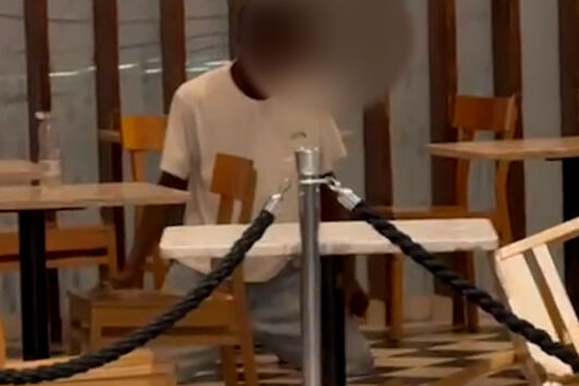 O momento em que PSP imobiliza homem que partia copos e meses no Aeroporto de Lisboa 