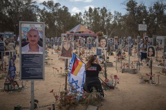 Famílias de vítimas do 7 de outubro cumprem minuto de silêncio após dois anos do ataque do Hamas em Israel