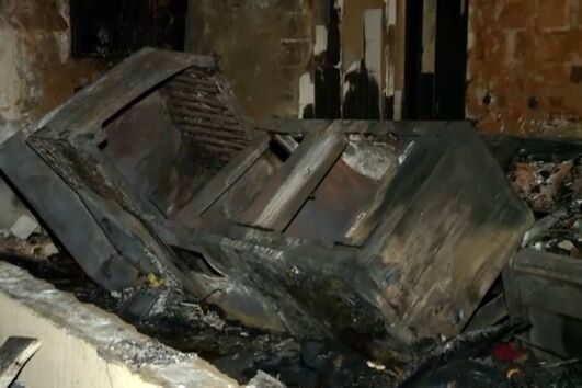 Loja abandonada consumida pelas chamas em Almada