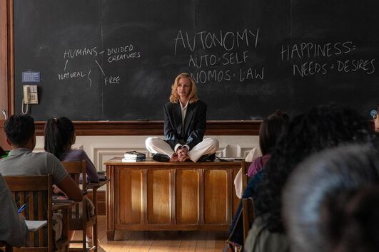 Julia Roberts é Alma, professora que se vê a braços com um escândalo