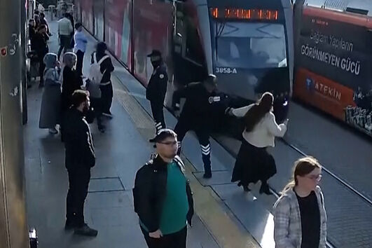 Uma questão de segundos: segurança salva mulher 'distraída' de ser atropelada por elétrico  