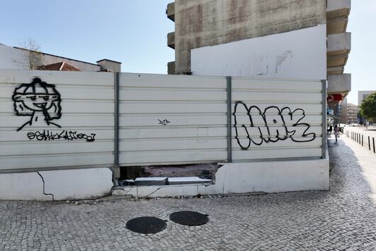 Mulher violada em prédio devoluto, em Santarém, após ser abordada na rua