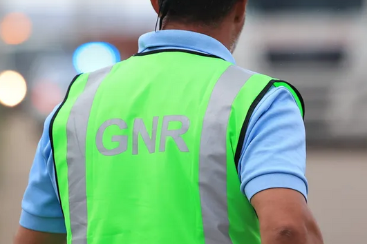 Jovem detido na Trafaria por tráfico; agente da GNR presente