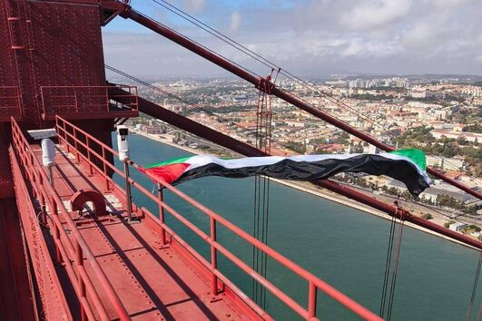 PSP detém ativista que subiu Ponte 25 de Abril com bandeiras da Palestina