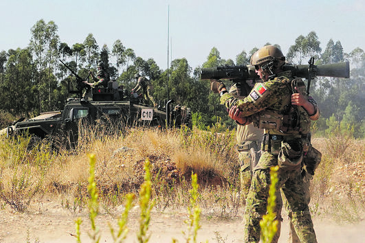 Militares treinam com lança-foguetes, em cenário que simula a campanha na RCA